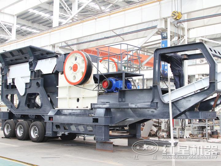 小型移動(dòng)顎式破碎車集給料、破碎、傳輸為一體